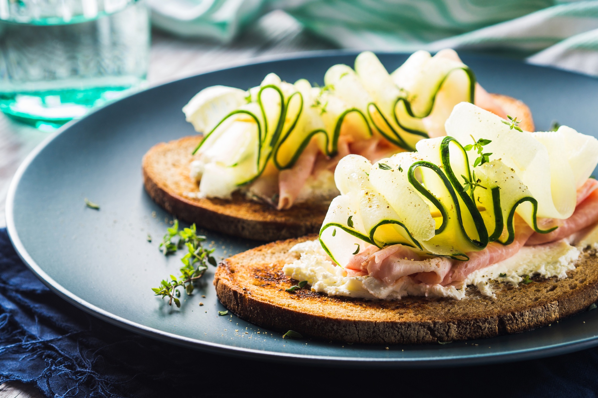Rye bread with cucumber and cheese