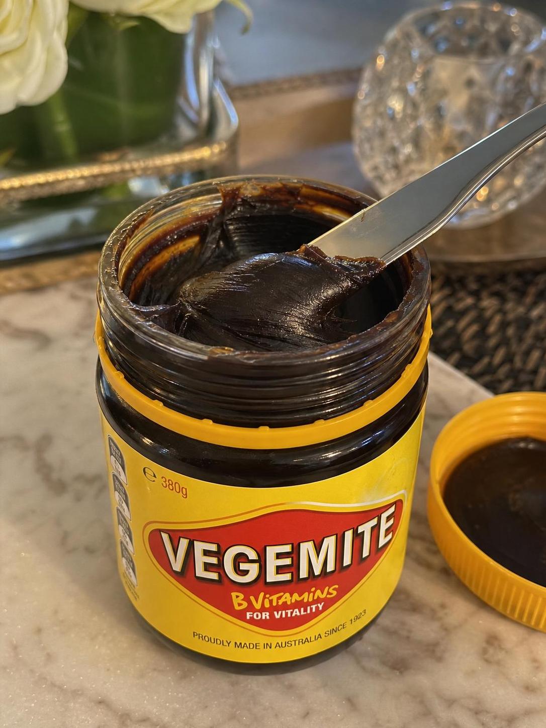 découvrez les bienfaits du vegemite, cette pâte à tartiner salée riche en vitamines et minéraux, idéale pour booster votre énergie et renforcer votre vitalité au quotidien.